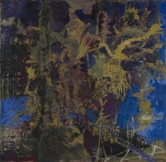 Obraz na płótnie, kompozycja abstrakcyjna, na ciemnoniebieskim tle nieregularne przenikające się plamy i zacieki z dominantą kolorów żółto-brązowego i czerni.