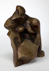 Rzeźba przedstawia kobietę w pozycji siedzącej, lekko skuloną i przechyloną na prawy bok. Postać podpiera się lewą dłonią, wyprostowanej wzdłuż tułowia ręki, z lewą nogą podwiniętą a prawą wysoko podkurczoną, podtrzymującą oparte na udzie ramię, oplatając
