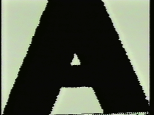 Kadr z filmu - czarna wypełniająca cały kadr litera A na białym tle.