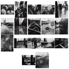 17 czarno-białych fotografii reportażowych z cyklu „Huta Katowice” ułożonych w trzech rzędach po pięć, i jednym po 2 zdjęcia, przedstawiają robotników kombinatu metalurgicznego i ich otoczenie.