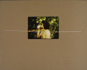 W centrum szaro-brązowego arkusza papieru naklejone barwne zdjęcie przedstawiające artystę z profilu. Przez zdjęcie przebiega pozioma linia/ odbita fotograficznie, która ma swoje przedłużenie po prawej i po lewej stronie w linii wykonanej białą kredką na 