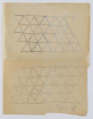 Rysunek pionowy ukazujący kompozycję abstrakcji geometrycznej w kształcie heksagonu wykonany ołówkiem na papierze. Centralne miejsce zajmuje 5 trójkątów obok siebie, których najkrótsze boki tworzą pięciokąt w środku, zaś na zewnątrz przypominają gwiazdę p