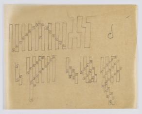 Rysunek pionowy wykonany ołówkiem na pożółkłym papierze. Rysunek tworzy linia ciągła łamiąca się pod kątem prostym przypominająca jedną „linii rytmicznych” Szpakowskiego, tworzących kompozycję abstrakcji geometrycznej przypominającej labirynt. W środkowej