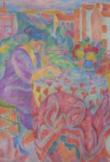 Na pierwszym planie, po lewej stronie, kobieta w lila sukience z ciemnymi włosami upiętymi w kok widziana z profilu. Głowa podparta lewą ręką opartą o stół przykryty wzorzystą serwetą w tonacji czerwonej i niebieskiej. Na stole bliżej prawej krawędzi nieb