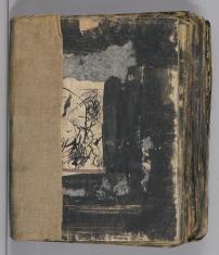 Książka artystyczna w tekturowej, zniszczonej okładce i płóciennym grzbietem. W centralnej części fragment papieru z liniami czarnym tuszem.