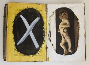 Książka artystyczna wykonana poprzez zamalowanie stron drukowanej książki. Po lewej stronie na żółtym tle czarny okrąg, przekreślony białą farbą, po prawej w okręgu zdjęcie niemowlęcia.