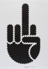 Grafika na białym tle przedstawiająca emblematyczne przedstawienie czarnej dłoni ze środkowym palcem skierowanym w górę. Brzegi dłoni mają charakterystyczne ząbki kojarzące się z krawędzią piły.