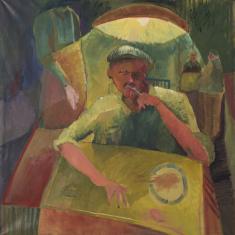 Na pierwszym planie postać jedzącego mężczyzny w zielonym kaszkiecie, siedzącego przy stole, na którym leży talerz i trzymającego w swojej lewej ręce widelec. Nad nim znajduje się lampa oświetlająca całą sytuację. Za nim po lewej stronie stoi ukazany półp
