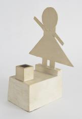 Rzeźba przedstawia postać dziewczynki z uniesioną w górę jedną ręką, która stoi na prostokątnym postumencie. U dołu postumentu znajduje się dodatkowy wystający element, kwadrat (biało-czarny, najprawdopodobniej nawiązujący do Malewicza). Dziewczynka wykon