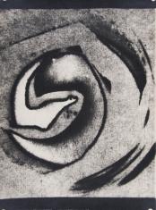 Fotografia czarno-biała, elementy abstrakcyjnej kompozycji układają się w wir, w którego środku, bliżej lewej krawędzi pojawia się biały półkolisty kształt.