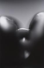 Fotografia czarno-biała, abstrakcyjna kompozycja, z ciemnego tła wyłaniają się zarysy przypominające postać z dużymi uszami przypominającymi te Myszki Mikey.  Rozświetlone są też elementy twarzy i korpusu.