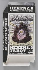 Kartonowe pudełko na karty tarota, na środku rycina, na dole napis białymi literami na czarnym tle: Hexen 2.0 Tarot / suzanne treister..