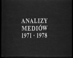 Na czarnym tle napis białymi, dżymi lterami. Tekst w 3 wersach: ANALIZY MEDIÓW 1971-1978