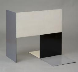 Kompozycja z prostokątów i kwadratów połączonych pod kątem prostym w trzech płaszczyznach. Kolorystyka to biel, czerń i szarość. Konstrukcja  utrzymana w proporcji  1  :  1,  zestawiona jest  z 4  regularnych  prostokątów (w stałym stosunku 2 : 1), z któr
