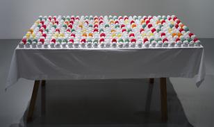 Stół z kolorowymi kartoflami