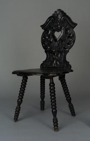  autor nieznany, Krzesło rzeźbione, czarne