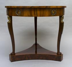Stół w stylu Biedermeier