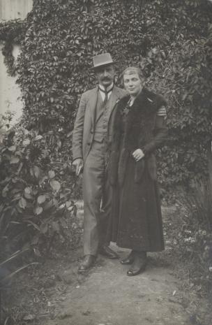  autor nieznany, Kobieta i mężczyzna w ogrodzie