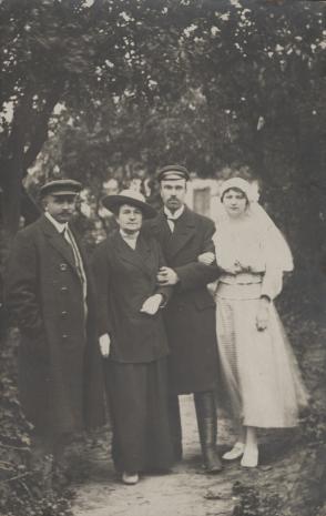  autor nieznany, Portret czterech osób w ogrodzie