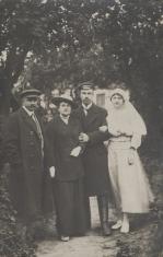 Portret czterech osób w ogrodzie