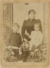 Portret kobiety z dwojgiem dzieci