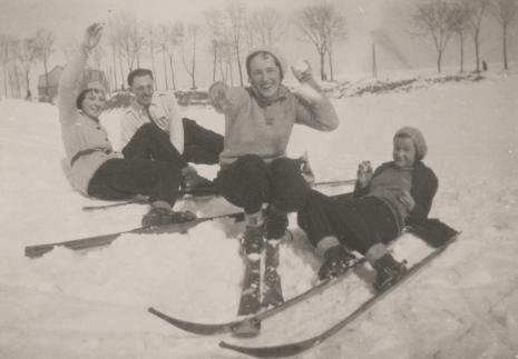 Aleksander Krzywobłocki, Portret grupowy na śniegu 1929