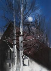 Kompozycja w pionie, przedstawiająca ścianę szczytową białego domu z ciemnym  stromym dachem,  na pierwszym planie dwie brzozy, nad dachem po prawej stronie okrąg księżyca wypełniający nocną scenę poświatą..