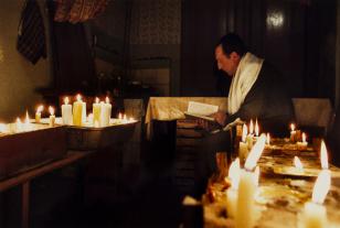 Modlitwa za zmarłych podczas święta Jom Kipur w gminie w Legnicy