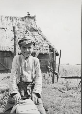  Józef Szymańczyk, Mały Poleszuk siedzący okrakiem na żerdzi
