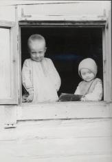 Dzieci w oknie chaty