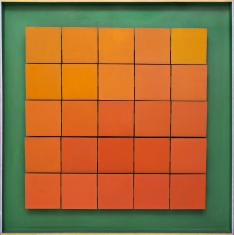 Relief to to kwadratowa szachownica złożona z 25 kwadratów o różnych odcieniach koloru pomarańczowego, umieszczona na kontrastującym zielonym tle.