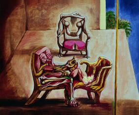 Surrealistyczny obraz przedstawiający wizję otwartego z jednej strony na pejzaż pokoju, w którym znajdują się trzy fotele przypominające ludzkie ciała.