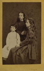 Portret grupowy trzech dziewcząt