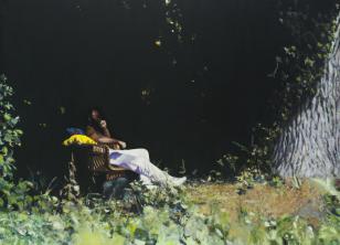 Obraz przedstawia samego artystę - Łukasza Korolkiewicza. Widzimy go z boku. Siedzi na ogrodowym, wiklinowym fotelu. Opiera się o poduszeczki: żółtą i niebieską. Ma czarną brodę i okulary. Jest zamyślony. Jedną ręką podpiera głowę. Drugą rękę opiera na op