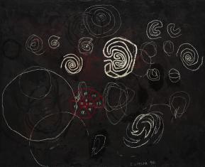Abstrakcyjna kompozycja z fakturowym tłem w odcieniach czerni, pokryta białymi spiralami i koncentrycznymi okręgami, jeden z nich przypomina kształt liścia.