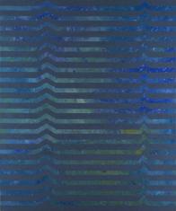 Obraz malowany farbą akrylową na płótnie w układzie poziomym. Abstrakcyjny obraz pokryty przez dwadzieścia jeden poziomych, matowych pasów z dwoma załamaniami ku górze każdy. Tło stanowi wielobarwna kompozycja plam błękitu i zieleni.