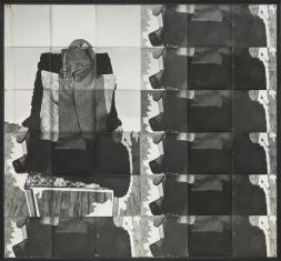 Fotografia czarno-biała złożona z wielu połączonych ze sobą kadrów, po lewej stronie układają się w realistyczne zdjęcie fotela z poduszką i ubraniem na oparciu, po prawej wielokrotnie powtórzona została część kadru.