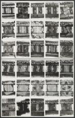 Fotografia czarno - biała, składająca się z 30 małych fotografii. Każdy kadr przedstawia inny fragment wiejskiego pejzażu, na każdym naniesiony jest biały napis alfabetem opracowanym przez Władysława Strzemińskiego.