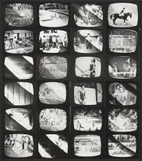 Fotografia czarno-biała, kompozycja składa się z 24 fotografii, przedstawiających sceny z zawodów sportowych pokazanych w czarnej ramce ekranu telewizyjnego.