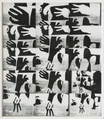 Praca składa się z 12 fotografii. Każda fotografia przedstawia naklejone na szybę czarne kontury dłoni w różnych układach, za oknem widok widok bloku mieszkalnego. Na jednym ze zdjęć pojawia się postać mężczyzny, dokładającego swoją dłoń do tych widocznyc