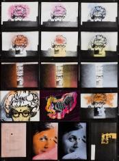 Fotografia barwna, składająca się z 16 mniejszych fotografii, przedstawiających m.in. rysunek twarzy kobiety, koguta, zadrukowaną kartkę i dwa zdjęcia twarzy mężczyzny.