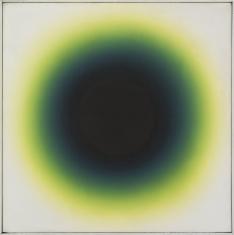 Obraz olejny w układzie kwadratowym. Koncentryczne kręgi – od czarnego w centrum po żółty na obrzeżach wypełniają cały kadr. Barwy miękko się przenikają. Granice między nimi nie są zaznaczone, dlatego oko widza nie potrafi wyostrzyć obrazu.