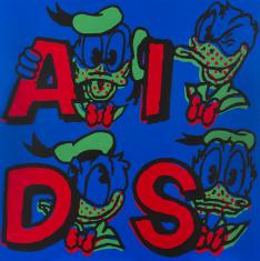 Na zdjęciu obraz o formacie kwadratu, na ciemnoniebieskim tle czerwone litery A,I,D,S, obok każdej z nich głowa Kaczora Donalda o czarnym konturze i zielonym wypełnieniu elementów takich jak czapka, dziób i kołnierz, i z czerwoną kokardą.