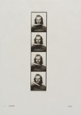 Na środku białej kartki papieru o orientacji pionowej cztery czarnobiałe fotografie autoportretowe artysty z ułożone w kolumnę, różni je położenie dłoni dotykającej twarzy.