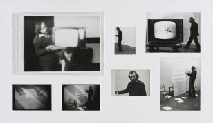 Na zdjęciu passe-partout w poziomie posiadające 6 wyciętych okienek, w których znajdują się czarno-białe fotografie, na największych z nich widać mężczyzn i telewizor, na innych artystę w trakcie pracy. 