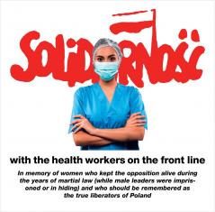 W centrum kobieta-pielęgniarka w niebieskim mundurku i masce, za nią napis czerwonymi literami Solidarność. 