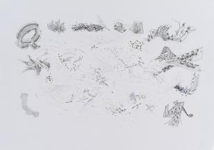 Na białym tle kartki  linie czarnym pisakiem, niebieskim długopisem i ołówkiem rysują abstrakcyjne kształty, tworzące na środku kształt przypominający chmurę.
