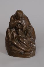 Rzeźba z brązu przedstawiająca matkę trzymającą opartego o jej kolana martwego syna, w ujęciu frontalnym. 