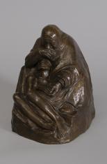 Rzeźba z brązu, przedstawiająca starszą kobietę w chuście trzymającą na kolanach swojego dorosłego syna w pozie charakterystycznej dla przedstawień Piety.