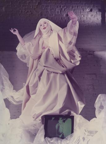  ORLAN, Vierge blanche en assomption sur nuages de plastique bulle et moniteur video